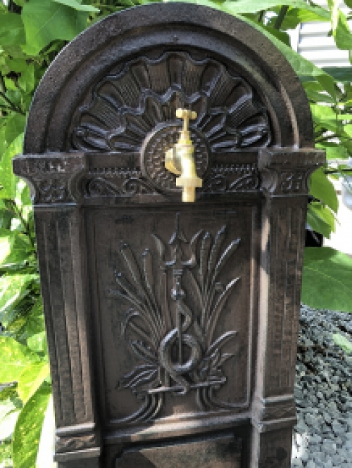 Heavy Garden fountain, made of cast iron, brown