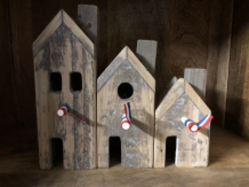 Decoratieve huisjes geheel handgemaakt van hout, fraai!!