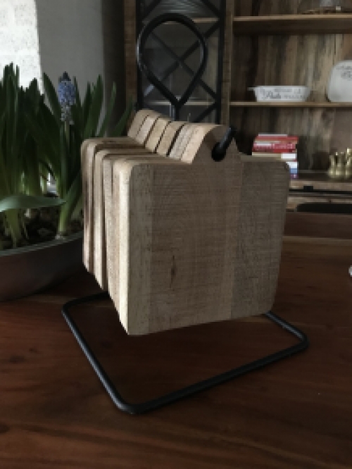 Plankhouder met 6 kleine houten planken / dienbladen / borden, ijzer en hout