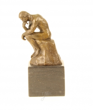 Eine Bronzestatue des Denkers