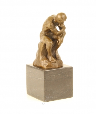Een bronzen beeld van de denker