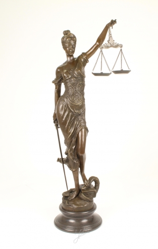 Een zeer fors bronzen beeld van de Vrouwe Justitia