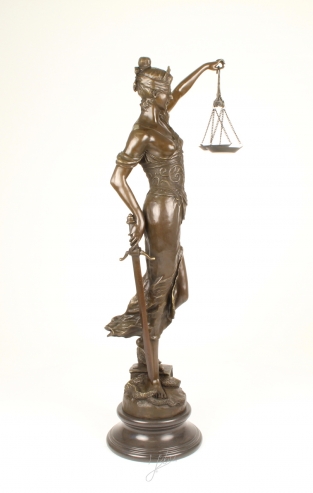 Een zeer fors bronzen beeld van de Vrouwe Justitia