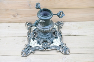 1 Christmas tree stand, cast iron