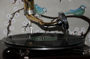 Nostalgische grammofoon, platenspeler, hout en metaal