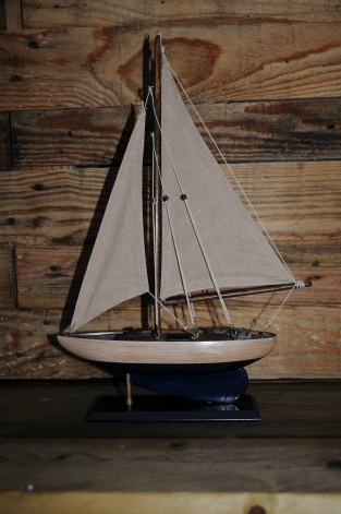 Zeilboot op stand, handgemaakt, zeer fraai.