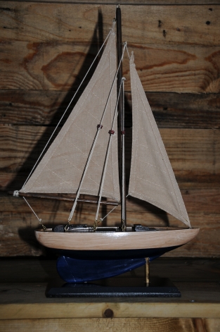 Zeilboot op stand, handgemaakt, zeer fraai.
