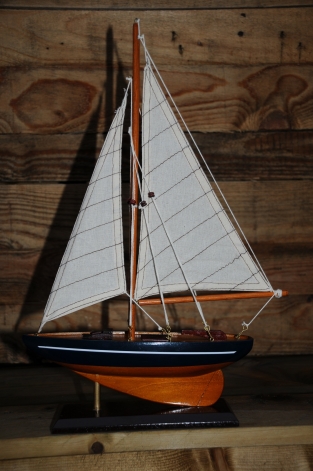 Zeilboot op stand, handgemaakt, zeer fraai.