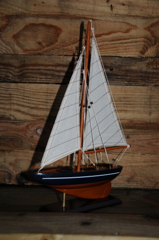 Zeilboot op stand, handgemaakt, zeer fraai.