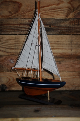 Zeilboot op stand, handgemaakt, zeer fraai.