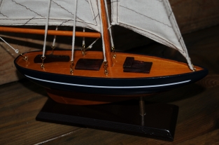 Zeilboot op stand, handgemaakt, zeer fraai.