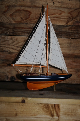 Zeilboot op stand, handgemaakt, zeer fraai.
