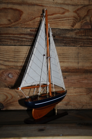 Zeilboot op stand, handgemaakt, zeer fraai.