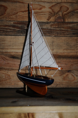 Zeilboot op stand, handgemaakt, zeer fraai.