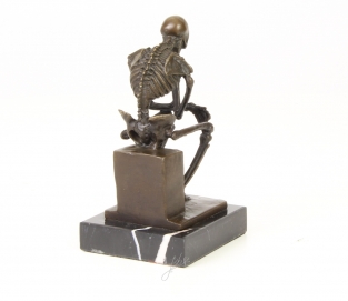 Eine Bronzeskulptur des Skeletts DENKER