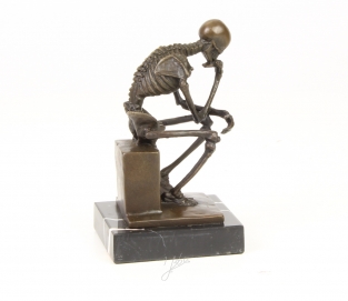 Eine Bronzeskulptur des Skeletts DENKER