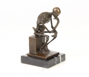 Eine Bronzeskulptur des Skeletts DENKER