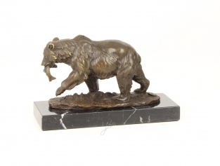 Eine schöne Bronzestatue eines Grizzlybären