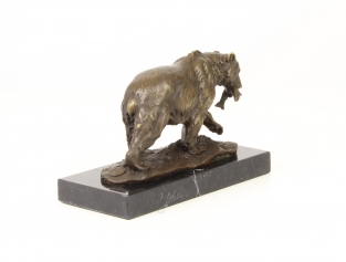 Eine schöne Bronzestatue eines Grizzlybären