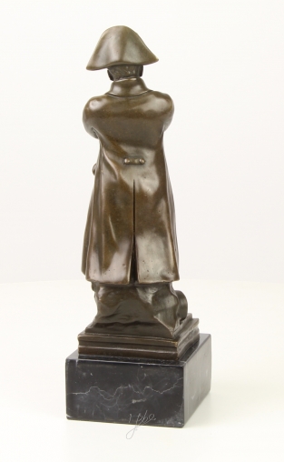Een bronzen beeld van Napoleon