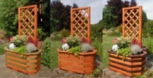 Blumenkasten, Pflanzgefäß, aus Massivholz mit schön gearbeiteter Pergola