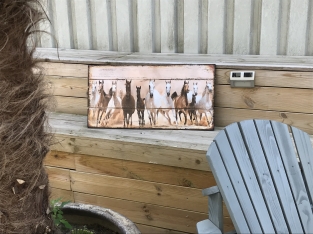 Groot wandbord met daarop 11 prachtige paarden.