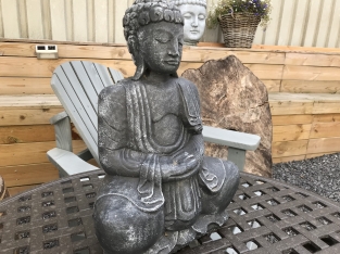 Boeddha met handgebaar meditatie, gemaakt van vol steen.