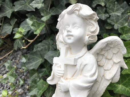 Set of angel statues with cross, made of polystone