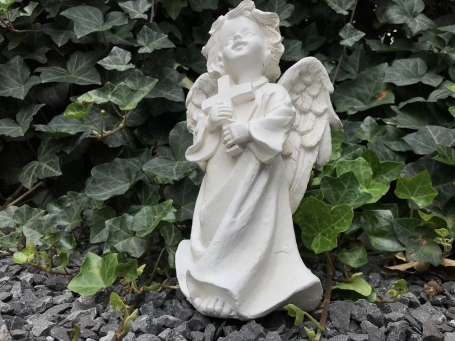 Engelstatue mit Kreuz, aus Polystone