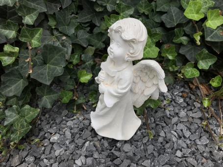 Engelstatue mit Kreuz, aus Polystone