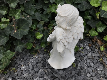 Angel statue with cross, made of polystone