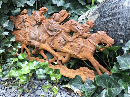 Wandornament van paarden met daarop ruiters, gemaakt van gietijzer