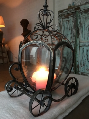 Metal carriage candle holder, very beautiful!!