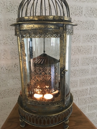 Prachtige metalen lantaarn met aparte vuurkap en geslepen glas.