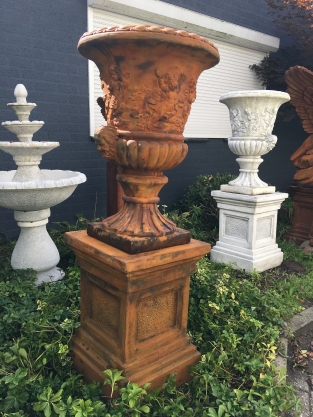 Sehr auffällige und schwere Blumentopf-Vase auf stabilem Sockel aus massivem Oxidstein mit Engeln