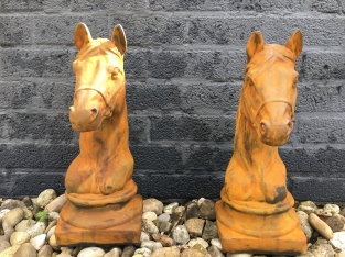 Sculptuur paardenhoofd, vol steen oxide