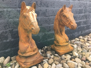 Sculptuur paardenhoofd, vol steen oxide