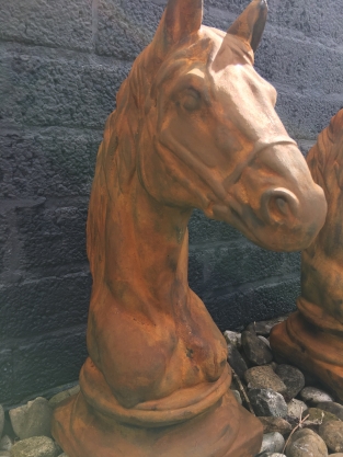 Skulptur Pferdekopf, massiver Oxidstein
