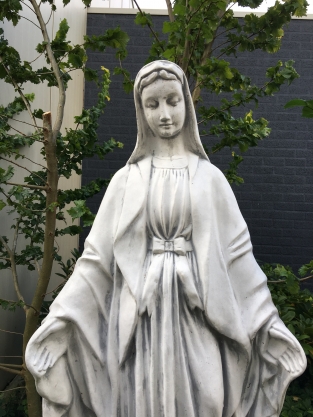 Moeder Maria / Mother Mary, groot vol stenen beeld.