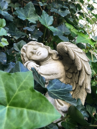 Beautiful sitting angel, full of detail, full of cast stone.