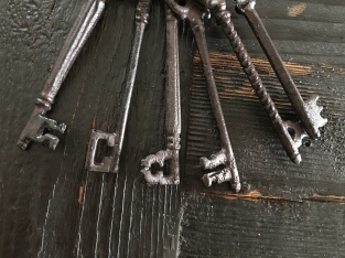 Middeleeuwse sleutelbos als decoratie met 6 sleutels