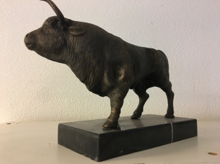 Sculpture metal bronze colored large bull, beautiful!!