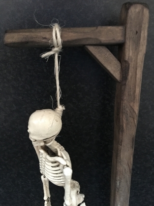 Metalen skelet aan galg.