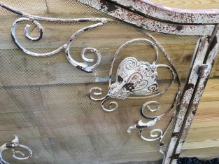 1 Fireplace protection, splash guard, Victorian wrought iron, color white-rest.