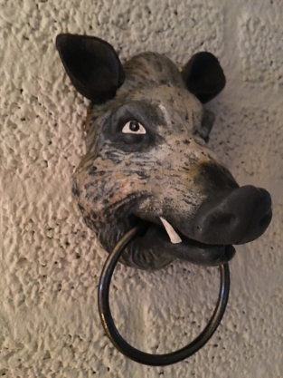 1 Wildlife head iron in color, with towel ring