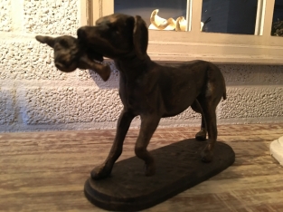 Jachthond met prooi in brons-metaal-look.