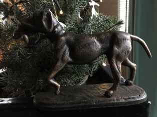 Hunting dog with prey in bronze-metal look.