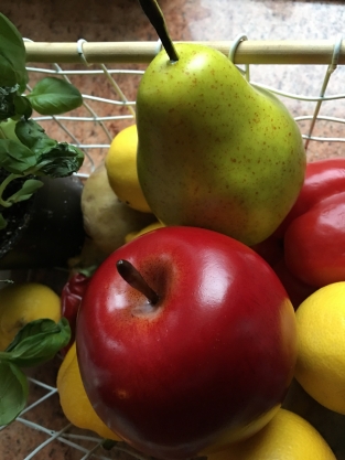 Beautifully real-looking apple and pear, see the photos!!