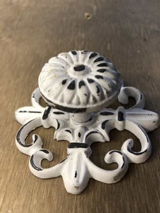Smeedijzeren deurknop, kastknop, meubelbeslag, met rozet, old-white,fraai!
