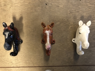 3 x paardenhoofden als kapstok is een mooie schuur decoratie, diverse kleuren.